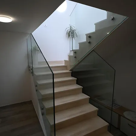House Ivana Πούλα