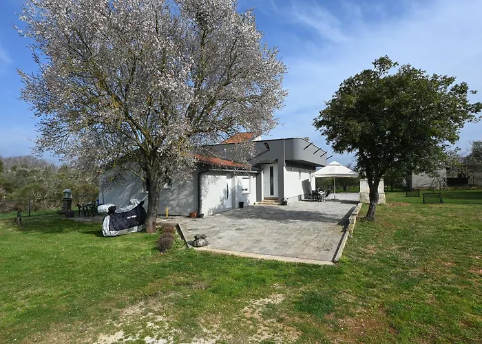 House Ivana بيت للعطل بولا